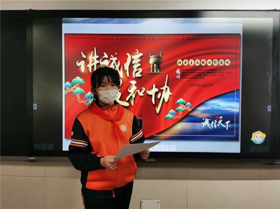 人站在电视前
低可信度描述已自动生成